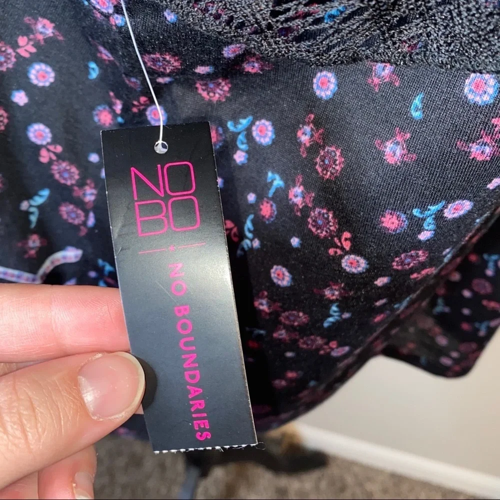 No Boundaries Border Print Ruffle Top NWT - Picture 6 of 10